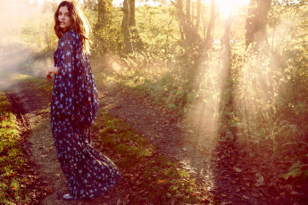 Картинка девушки barbara+palvin свет лучи дорога лес платье модель