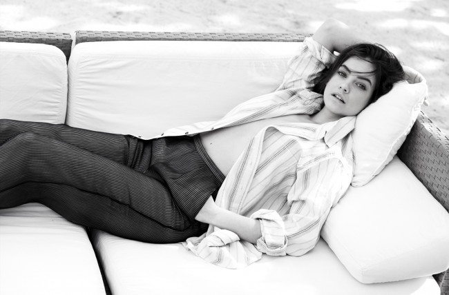 Обои картинки фото девушки, barbara palvin, модель, подушки, брюки, рубашка, диван, черно-белая