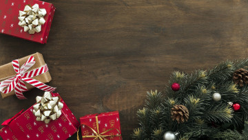 Картинка праздничные подарки+и+коробочки подарки шарики ветка еловая