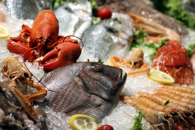 Обои картинки фото еда, рыба,  морепродукты,  суши,  роллы, краб, креветки