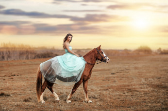 Картинка девушки -+брюнетки +шатенки шатенка всадница лошадь