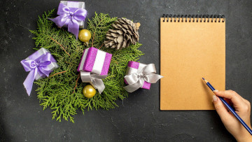 Картинка праздничные подарки+и+коробочки блокнот шишка подарки ленты банты