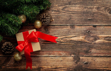 Картинка праздничные подарки+и+коробочки шишки шарики подарок лента бант