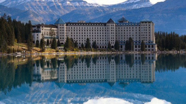 Обои картинки фото hotel, lake louise, banff national park, canada, города, - здания,  дома, lake, louise, banff, national, park
