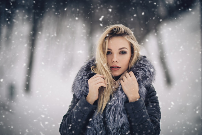 Обои картинки фото девушки, - лица,  портреты, блондинка, мех, снег