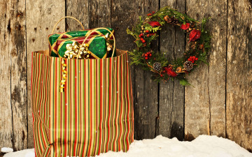 обоя праздничные, подарки, коробочки, венок, забор, подарок, пакет, снег