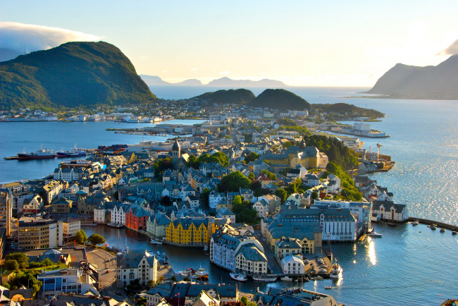 Обои картинки фото норвегия, олесунн, города, панорамы, дома, море, панорама