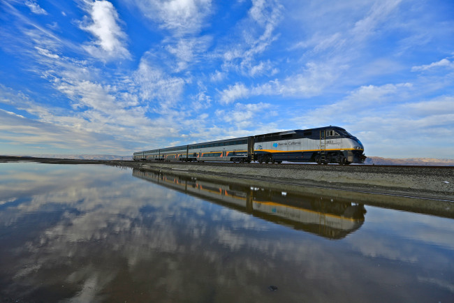 Обои картинки фото техника, поезда, отражения, вода, небо, сша, калифорния, drawbridge, поезд