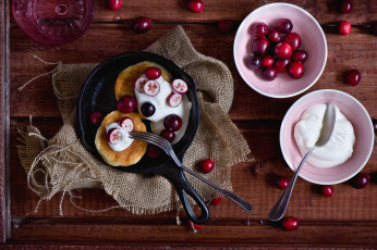 Картинка еда блины +оладьи аладьи тарелки сметана ягоды сковорода