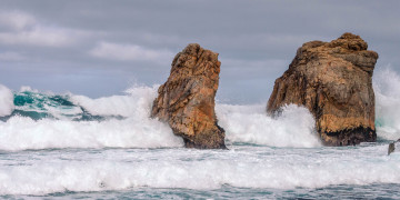 Картинка природа стихия небо море волны шторм брызги скалы камни