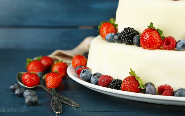 Обои картинки фото еда, торты, cream, food, сладкое, пирожное, cake, клубника, десерт, dessert, fruits, крем, фрукты, raspberries, blackberries, strawberries, cheesecake, торт, малина, ежевика