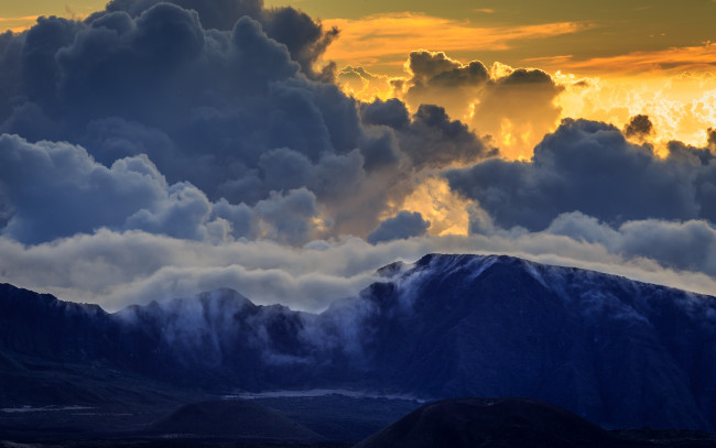 Обои картинки фото природа, облака, maui, haleakala, горы, пейзаж