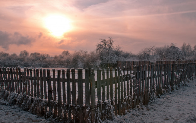 Обои картинки фото природа, зима, забор, закат, деревня