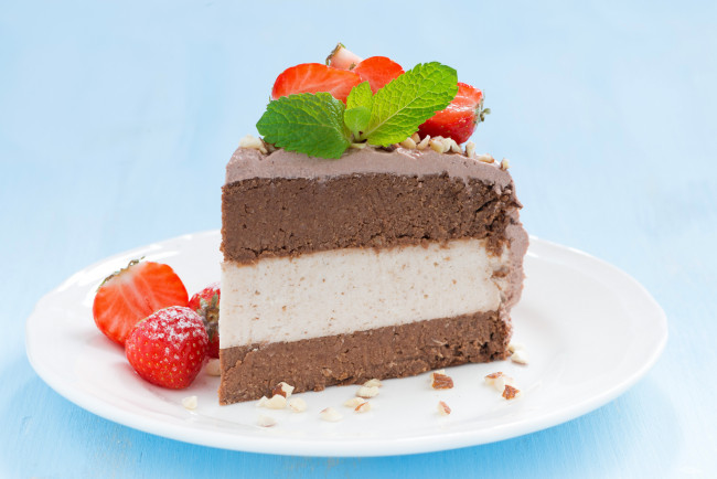 Обои картинки фото еда, торты, chocolate, cheesecake, чизкейк, тортик, ягоды, клубника, тарелка