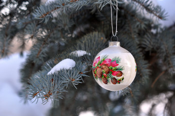 Картинка праздничные шары зима иголки снег елочная рисунок игрушка new year ветки ель новый год рождество праздники christmas шар белый