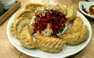 Картинка еда пельмени +манты +вареники соус korean mandu салат