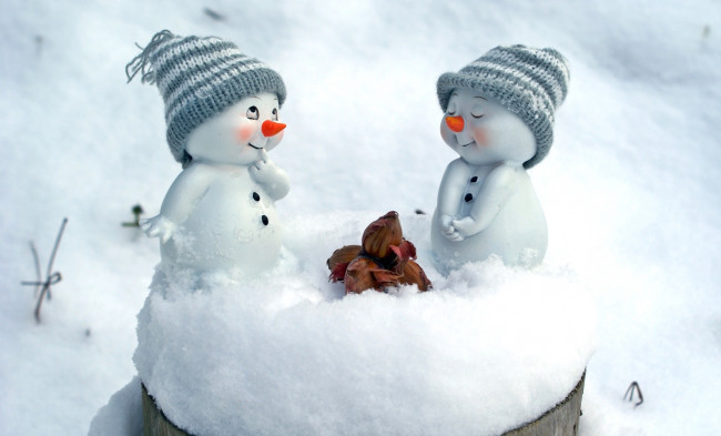 Обои картинки фото праздничные, снеговики, шапки, орехи, снег, фигурки