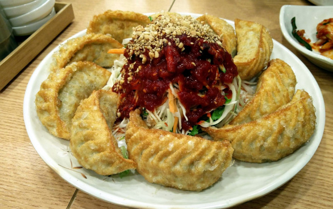 Обои картинки фото еда, пельмени,  манты,  вареники, соус, korean, mandu, салат