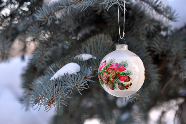 Обои картинки фото праздничные, шары, зима, иголки, снег, елочная, рисунок, игрушка, new, year, ветки, ель, новый, год, рождество, праздники, christmas, шар, белый