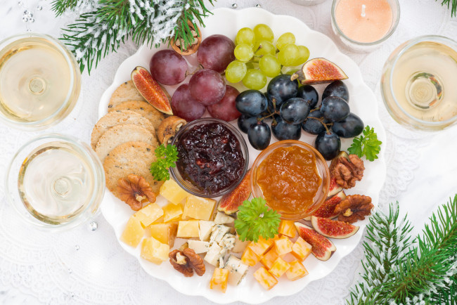 Обои картинки фото еда, разное, бокалы, стол, закуски, инжир, ассорти, праздник, орехи, сыр, джем, виноград, елка