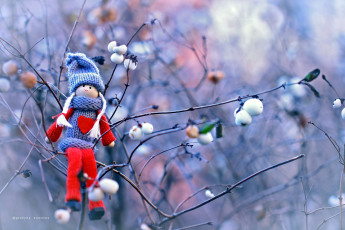 Картинка праздничные фигурки дерево ягоды куколка