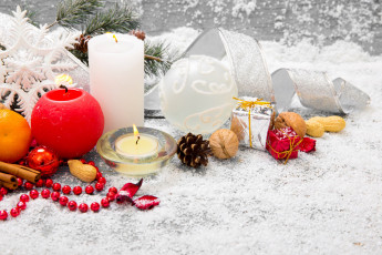 Картинка праздничные новогодние+свечи бусы шишка орехи лента шарики