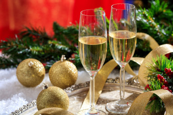Картинка праздничные угощения шарики шампанское бокалы