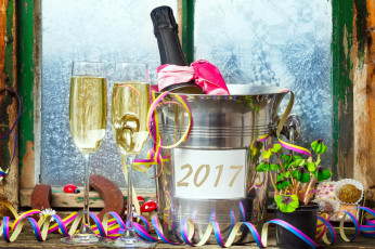 Картинка праздничные угощения бокалы шампанское ведерко надпись серпантин
