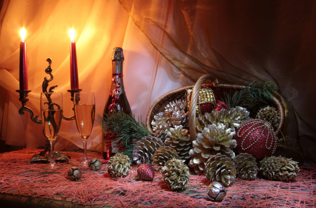 Обои картинки фото праздничные, - разное , новый год, свечи, шишки, шампанское