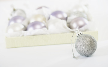 Картинка праздничные украшения коробка шарики набор