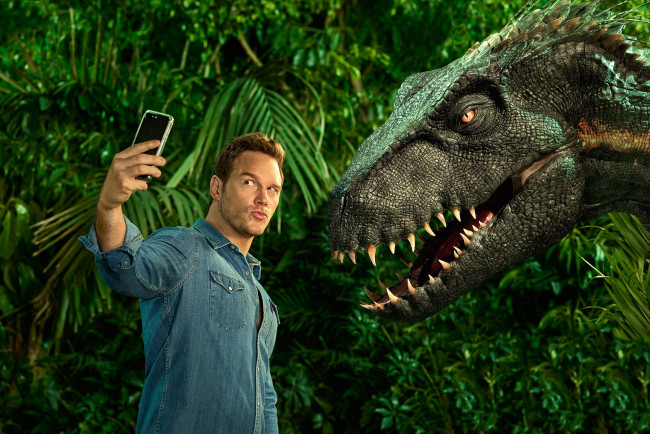 Обои картинки фото мужчины, chris pratt, динозавр, телефон, chris, pratt, мужчина, in, jurassic, world, fallen, kingdom