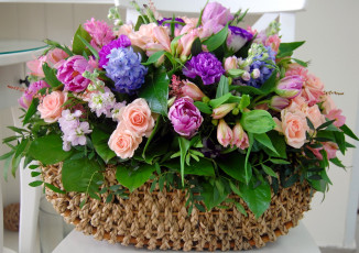 Картинка цветы букеты композиции корзинка гиацинты пионы розы