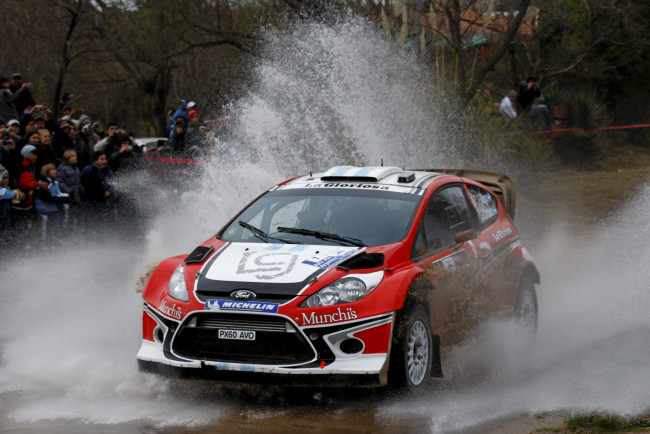 Обои картинки фото спорт, авторалли, munchis, rally, team, брызги, wrc, ралли, rs, fiesta, ford, вода