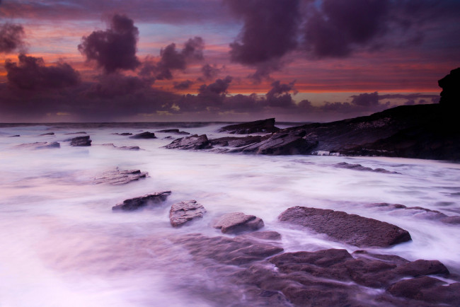 Обои картинки фото purple, sunset, природа, побережье, волны, океан, камни, сумрак, прибой