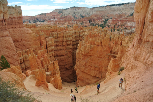 Обои картинки фото bryce, canyon, utah, природа, горы, каньон, скалы, пропасть, туристы, сша