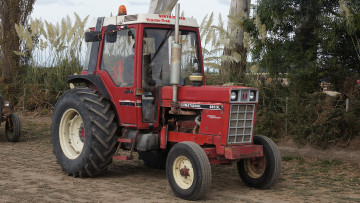 обоя international 685 xl tractor, техника, тракторы, трактор, колесный