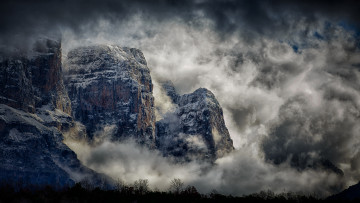 Картинка природа горы туман деревья облака скалы