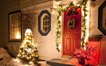 обоя праздничные, новогодние пейзажи, ёлка, украшения, дверь, окна, особняк, дом, снег