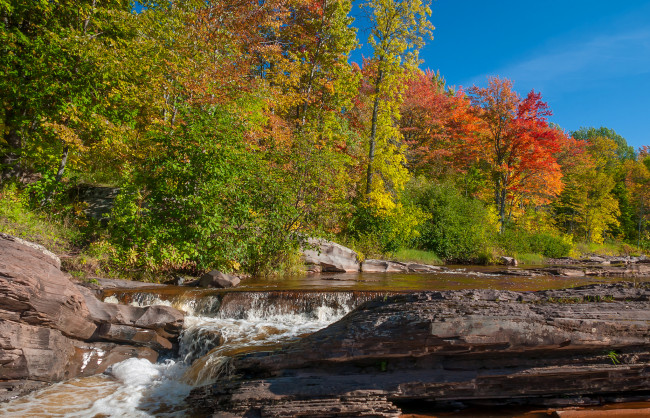 Обои картинки фото природа, реки, озера, небо, деревья, камни, скалы, река, лес, осень