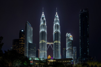 Картинка kuala+lumpur`s+petronas+twin+towers города куала-лумпур+ малайзия ночь близнецы башни
