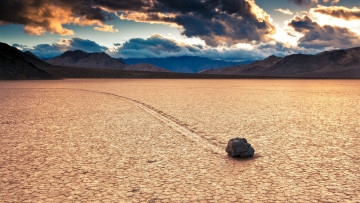 Картинка природа пустыни небо горы пустыня камень след тучи