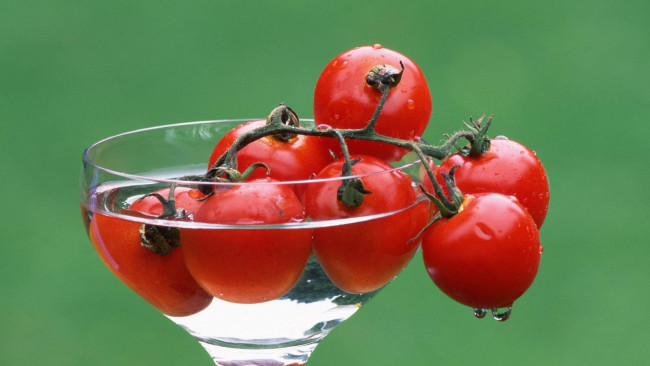 Обои картинки фото еда, помидоры, бокал, вода, томаты, ветка