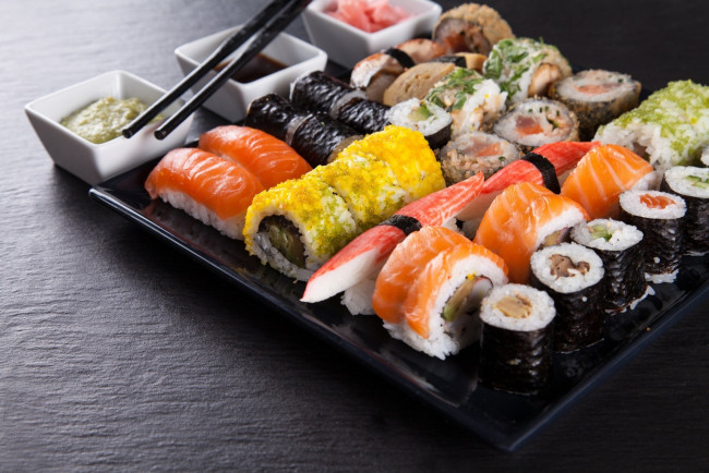 Обои картинки фото еда, рыба,  морепродукты,  суши,  роллы, японская, соус, палочки, роллы, кухня