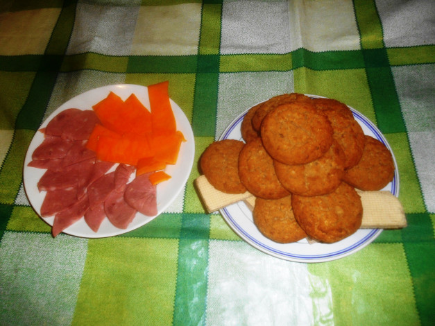 Обои картинки фото еда, пирожные,  кексы,  печенье, вафли, печенье, сыр, колбаса