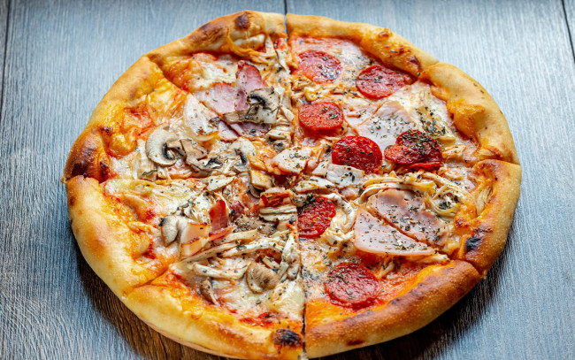 Обои картинки фото еда, пицца, колбаса, шампиньоны
