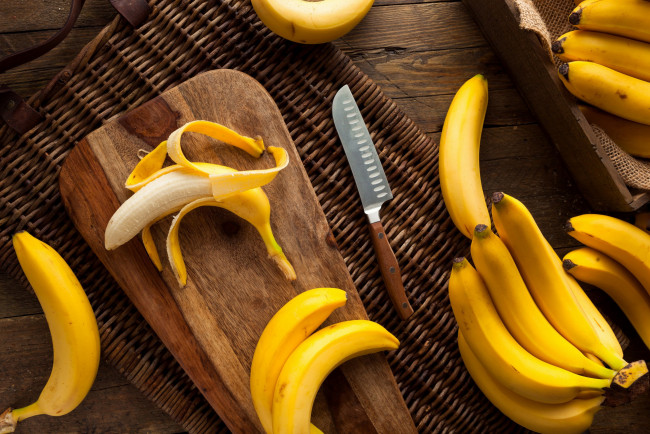 Обои картинки фото еда, бананы, доска, нож