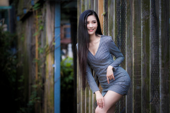 Картинка девушки -+азиатки улыбка азиатка платье поза декольте