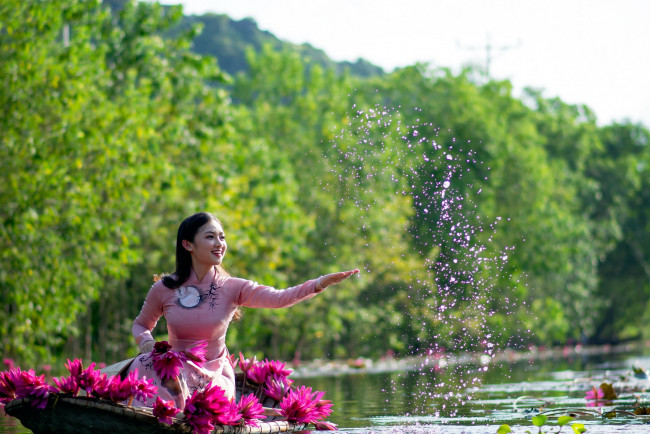 Обои картинки фото девушки, - азиатки, река, вода, азиатка, лотосы, цветы