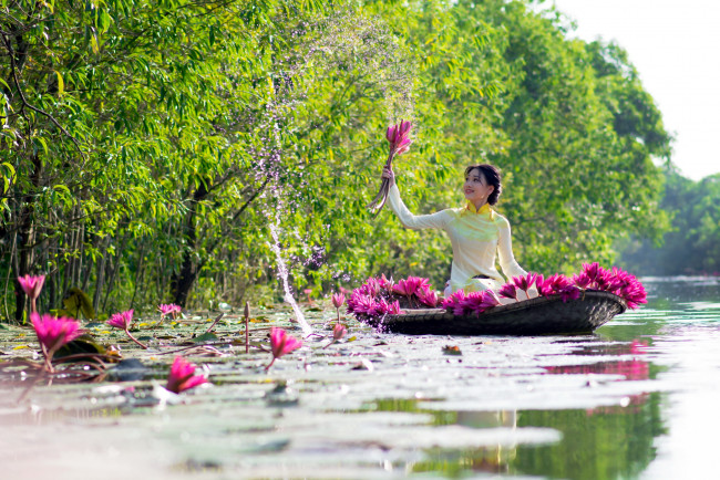 Обои картинки фото девушки, - азиатки, река, вода, азиатка, лотосы, цветы