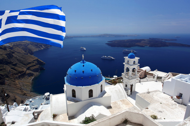 Обои картинки фото oia, santorini, greece, города, санторини, греция, церковь, флаг, побережье, корабли, море